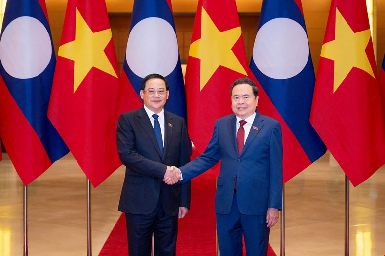 Chủ tịch Quốc hội Trần Thanh Mẫn hội kiến Thủ tướng Lào Sonexay Siphandone 